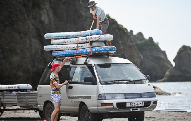 How Do You Load a Roof Rack?