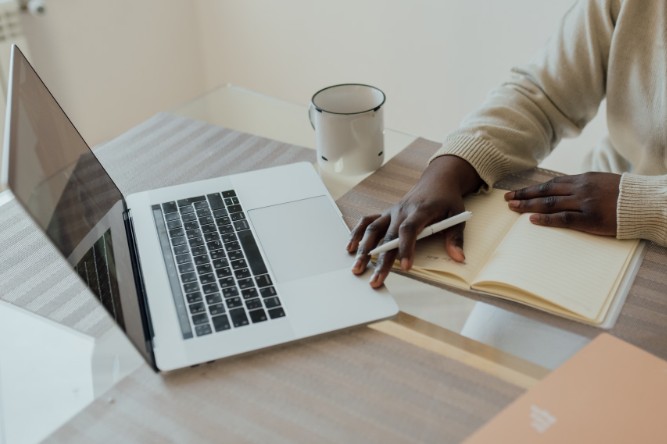 Universal Credit Online Chat or Email