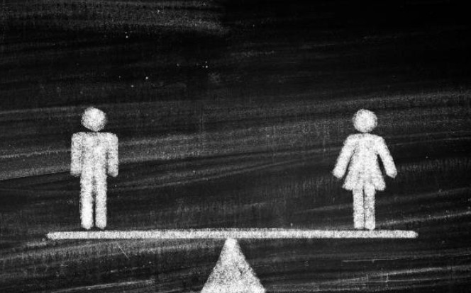 How do male and female salaries compare across age